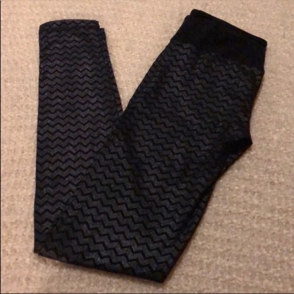 💕NWOT SO SIZE XS SHIMMER CHEVRON LEGGING - Picture 4 of 10